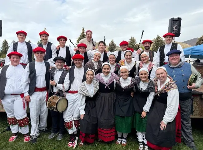 Fotografía del archivo digital de euskaletxeak.eus · Oinkari Basque Dancers