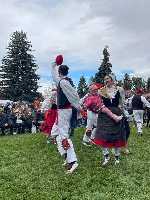 Fotografía del archivo digital de euskaletxeak.eus · Oinkari Basque Dancers