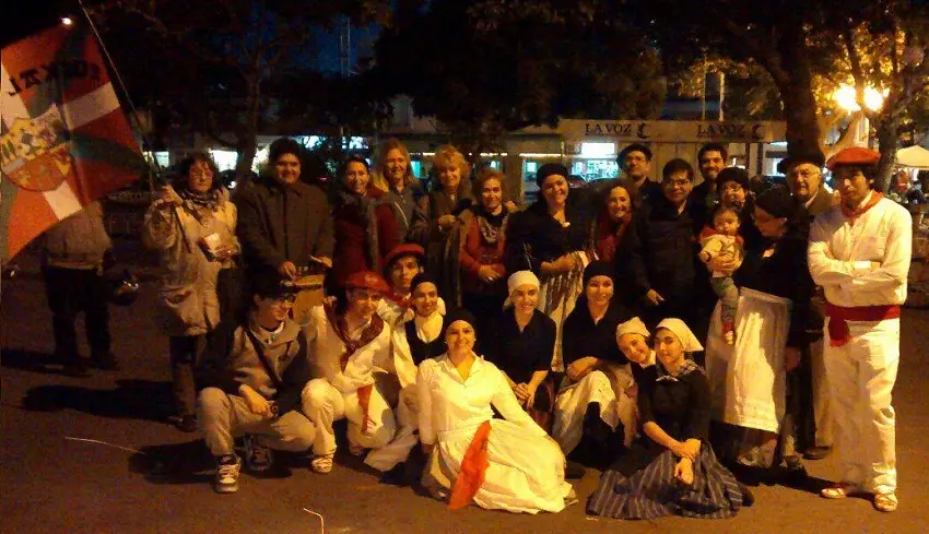 Socios y amigos de Gerora en una actividad al aire libre · Gerora - Asociación Civil Cultural Vasca de Córdoba