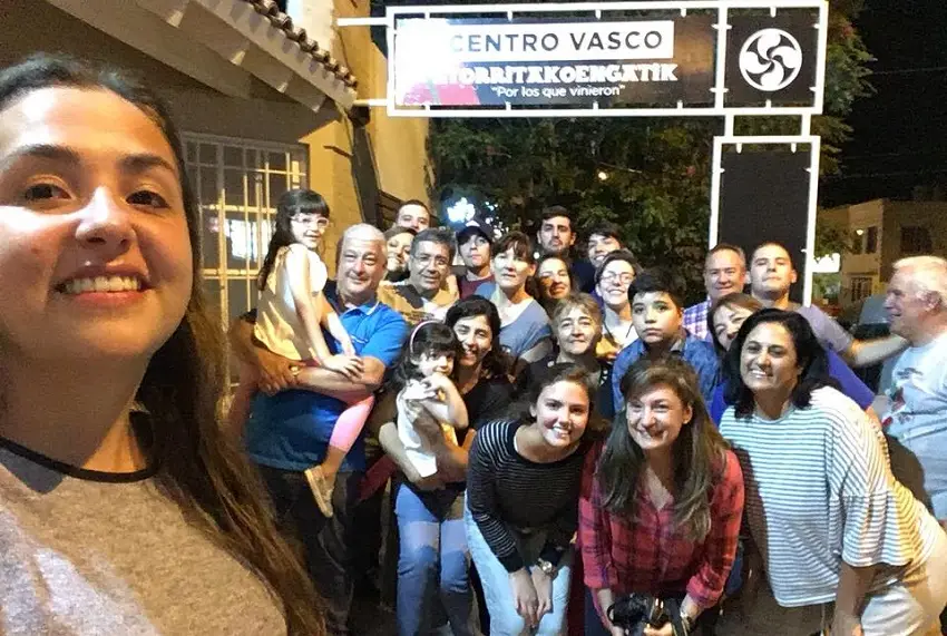 Miembros frente a la nueva sede (2017) de Etorritakoengatik · Centro Vasco Etorritakoengatik