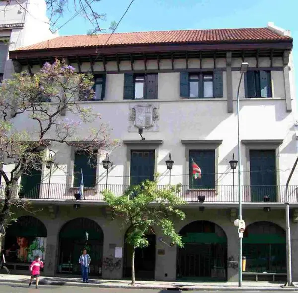 La Asociación Coral Lagun Onak ensaya en el Salón Basaldúa del Centro Vasco Laurak Bat de Buenos Aires · Asociación Coral 'Lagun Onak'