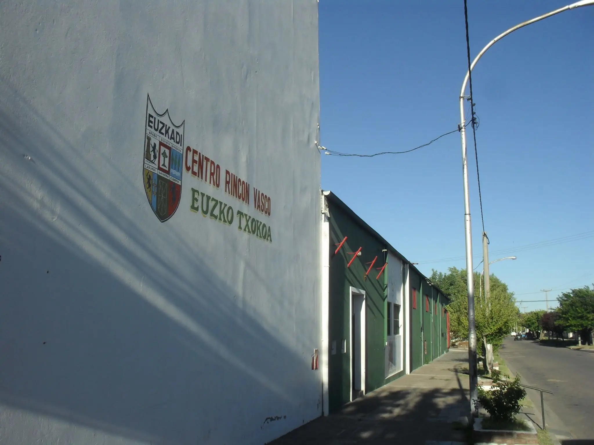 Fachada del centro vasco Euzko Txokoa de General Acha · Asociación Centro Rincón Vasco 'Euzko Txokoa'