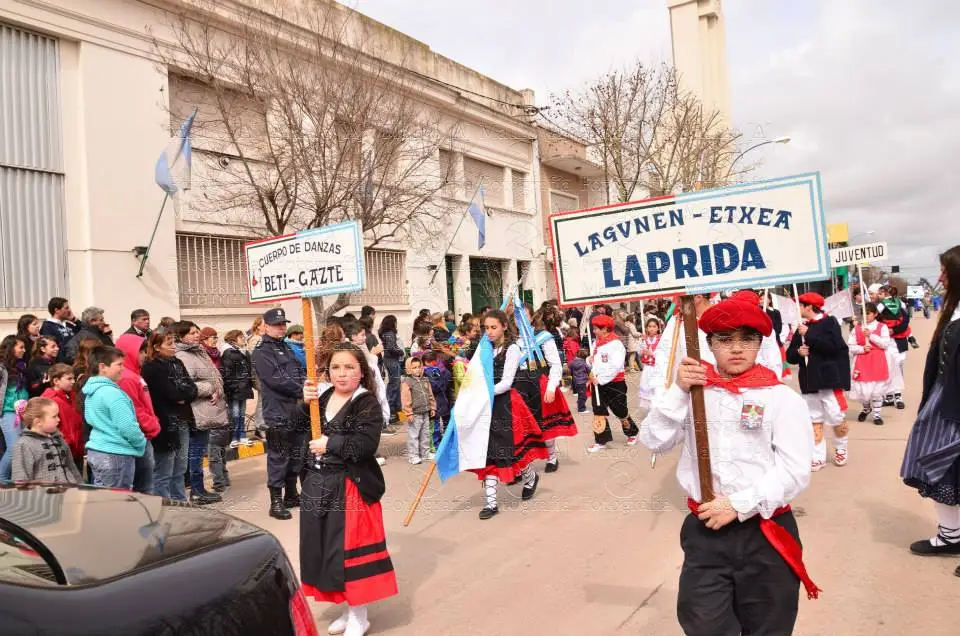 Integrantes del Centro Vasco 'Lagunen Etxea' en el desfile de la ciudad · Centro Vasco Argentino 'Lagunen Etxea'