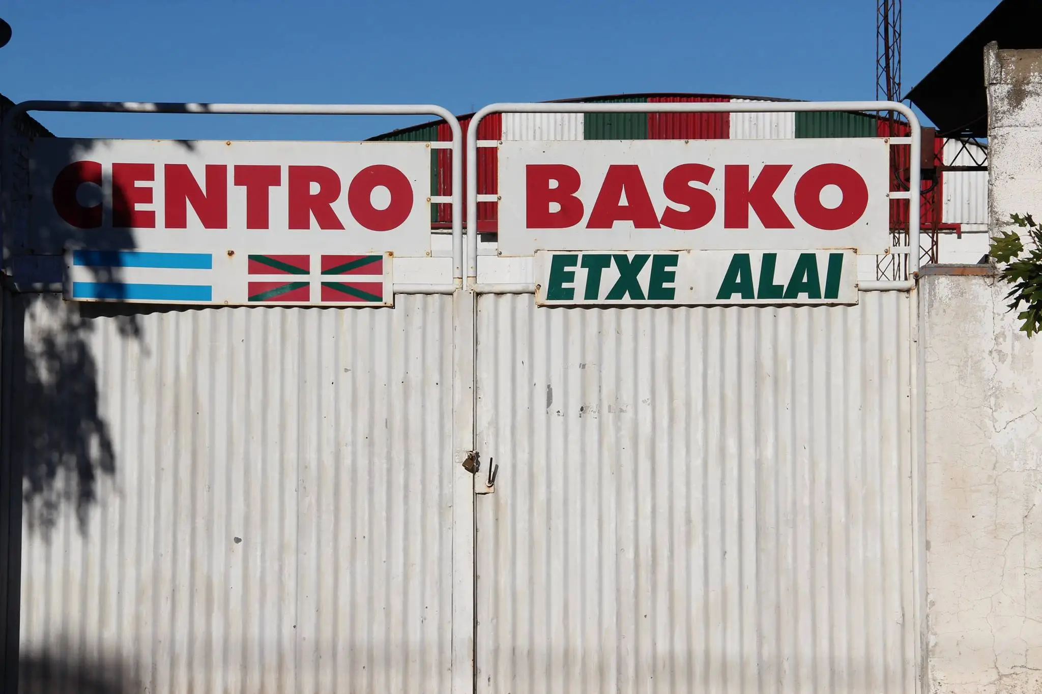Fachada del centro vasco Etxe Alai · Centro Basko 'Etxe Alaia'
