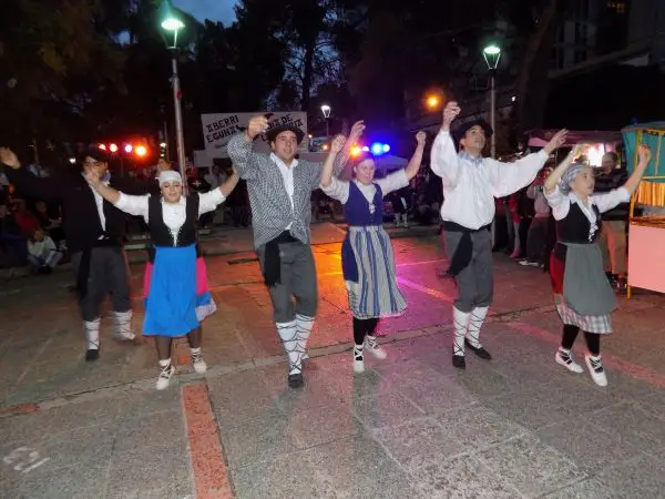 Bailando en inauguración del Centro Vasco del comahue · Centro Basko Mendi'ko Euzko Etxea