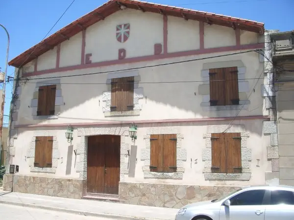 Fachada del Centro Vasco · Euskaldunak Denak Bat Sociedad de Socorros Mutuos