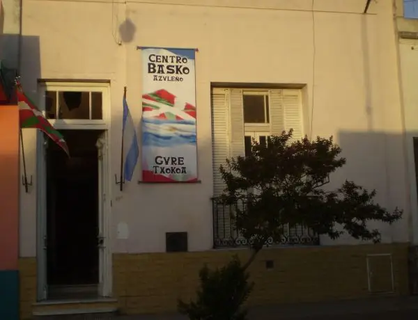 Entrada a la sede Centro Basko Azuleño · Centro Basko Azuleño