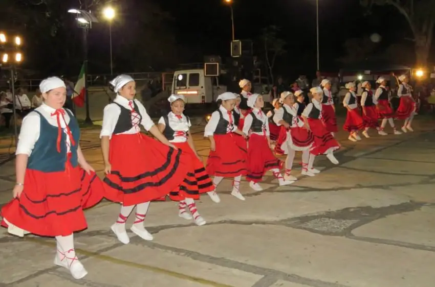 Dantzaris del centro vasco Kotoiaren Lurra de Resistencia en la Semana del Inmigrante · Centro Vasco del Chaco 'Kotoiaren Lurra'