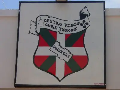 Logo de la euskal etxea sobre la puerta sde acceso a su sede · Centro Vasco de Suipacha Gure Txokoa