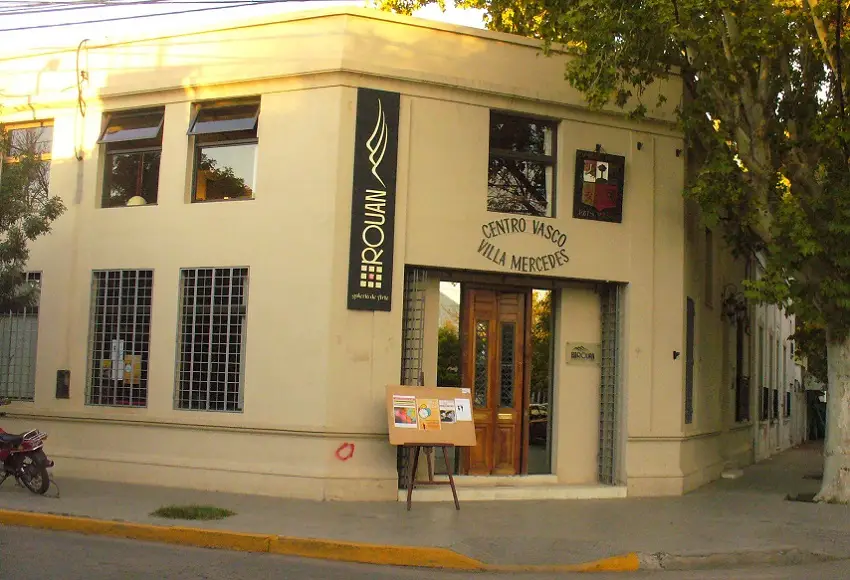 Fachada del Centro Vasco de Villa Mercedes · Centro Vasco Euskal Etxea Villa Mercedes
