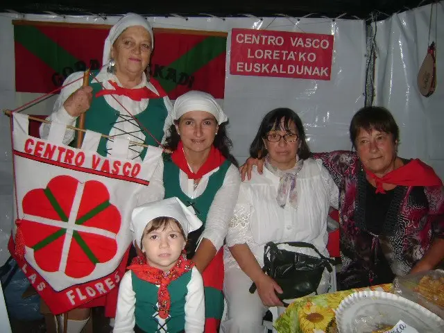 Integrantes del centro vasco 'Loretako Euskaldunak' en Fiesta de Colectividades · Centro Vasco Loreta'ko Euskaldunak
