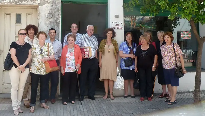 Miembros de la directiva de Ibai Txori junto a la Delegada Sara Pagola · Asociación Vasca Ibai Txori