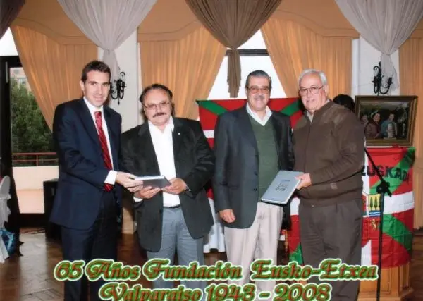 Celebración aniversario nº 65 Eusko Etxea Valparaíso. Entrega de libro · Eusko Etxea - Casa Vasca de Valparaíso