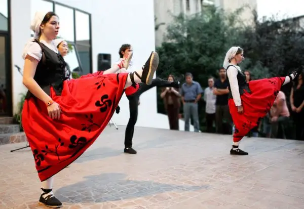 Grupo de la Colectividad Vasca de Chile en la inauguración Proyecto GAUR. Jueves 19 de marzo 2015. Centro Cultural de España. Santiago de Chile · Colectividad Vasca de Chile