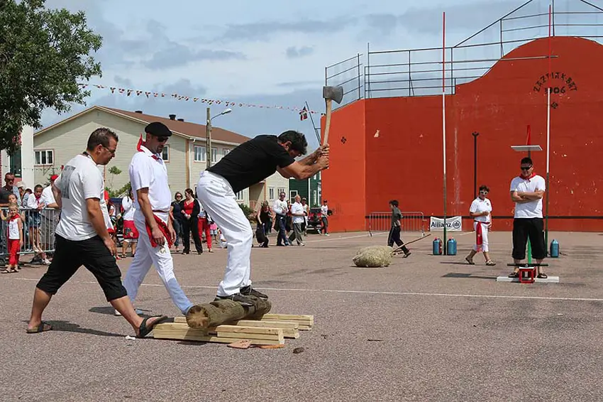 Demostración de deportes rurales en las fiestas vasca de Saint Pierre y Miquelon, en el frontón vasco construido en 1906 · Euskal Etxea Saint Pierre et Miquelon