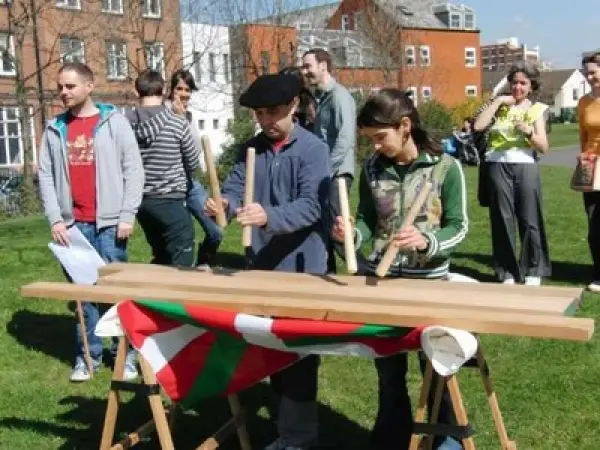 Txalapartako irakaslea eta ikasle bat Korrika2009 egunean · Basque Society - Euskal Elkartea