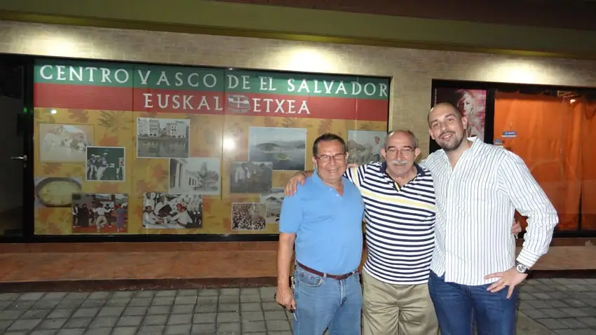 Frente a la sede institucional de Euskal Etxea de El Salvador · Centro Vasco de El Salvador Euskal Etxea